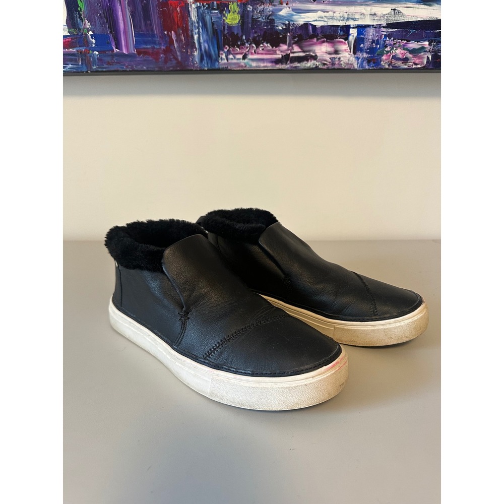 TOMS Black Leather and Faux Fur Lined Slip On Sneaker | Size 7
